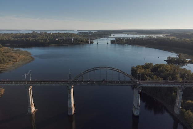 Eisenbahn- und Straßenbrücken über den Fluss Luftbild Verkehrsinfrastruktur