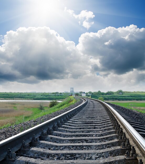 Eisenbahn zum Horizont unter bewölktem Himmel