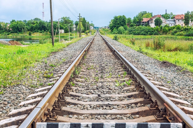 Eisenbahnbett im russischen Dorf