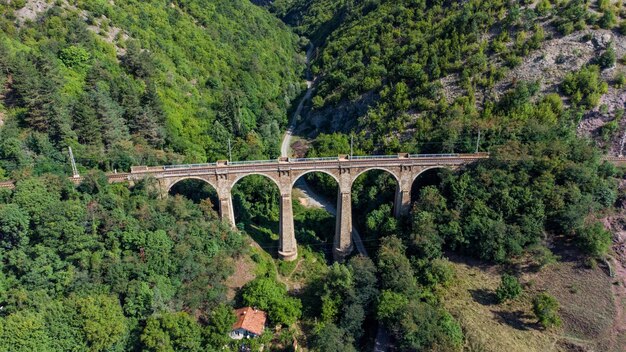 Foto eisenbahnbogenbrücke über einen fluss