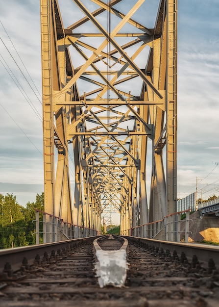 Eisenbahnbrücke an einem sonnigen Tag Vertikales Panoramafoto