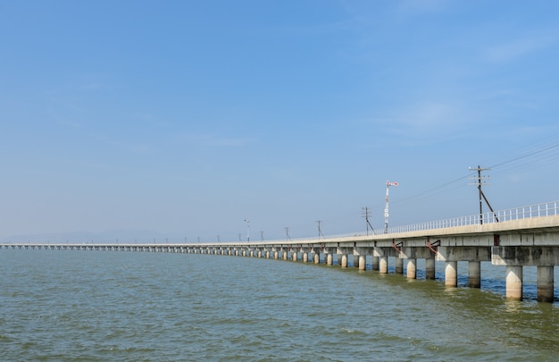 Eisenbahnbrücke führt über den See in Thailand