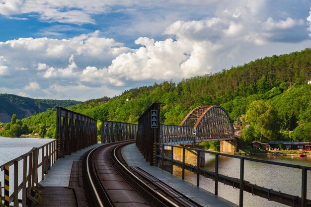 Foto eisenbahnbrücke gegen den himmel