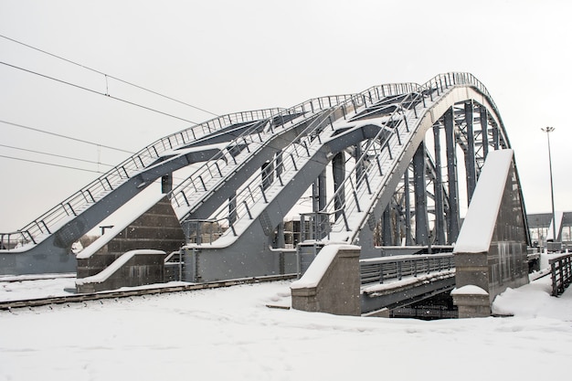 Eisenbahnbrücke im Winter im Schnee.