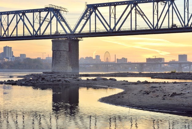 Eisenbahnbrücke über den Fluss Ob. Damm der Hauptstadt Sibiriens im Morgengrauen