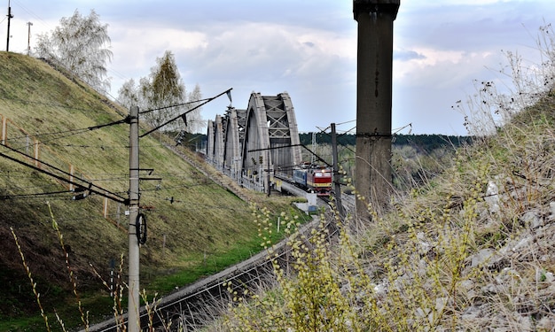 Eisenbahnbrücke über den Fluss