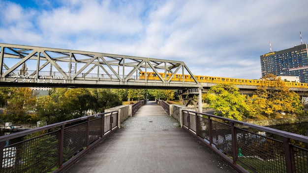 Foto eisenbahnbrücke über fußgängerbrücke gegen den himmel