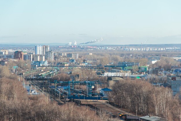 Foto eisenbahnen in industriegebieten in der nähe von wohngebäuden