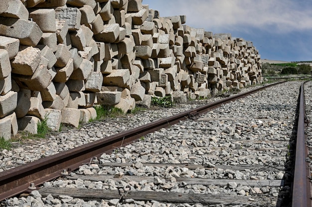 Eisenbahninfrastruktur in der Nähe eines Bahnhofs