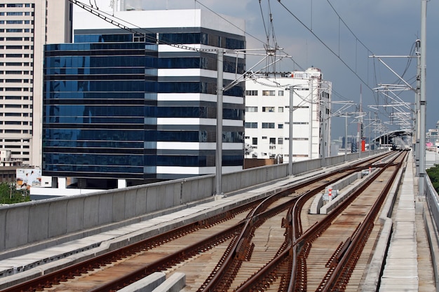 Eisenbahnlinie des Himmelbaus in Bangkok Thailand mit elektrischer Kabelleitung über der Bahn