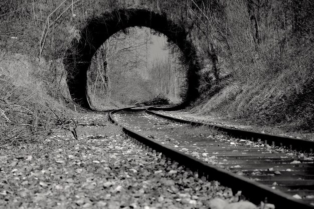 Foto eisenbahnschiene durch den tunnel