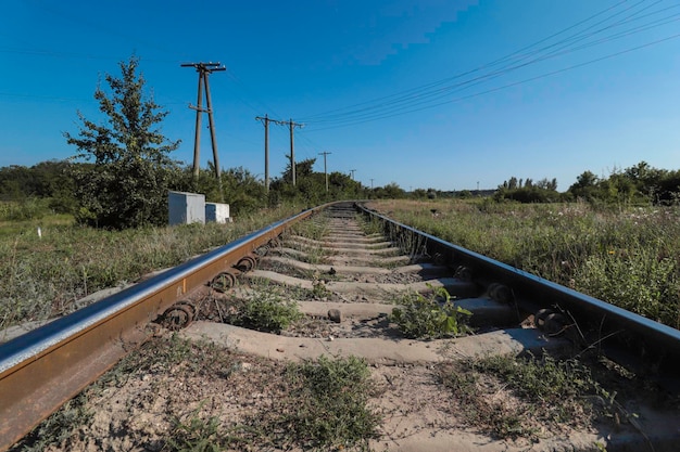 Eisenbahnschienen auf dem Land an einem hellen Tag