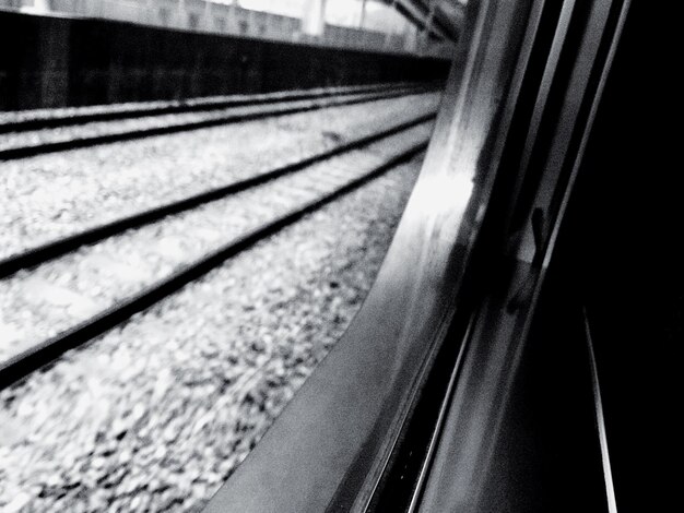 Eisenbahnschienen durch das Zugfenster