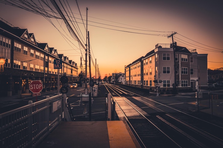Foto eisenbahnschienen gegen den himmel bei sonnenuntergang