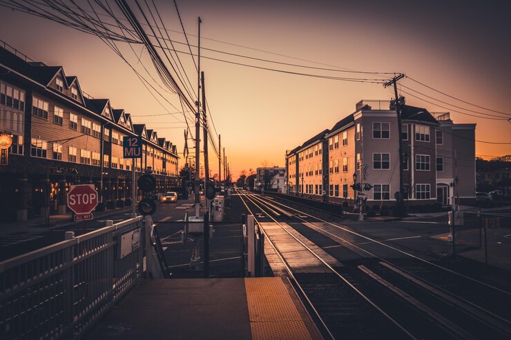 Foto eisenbahnschienen gegen den himmel bei sonnenuntergang