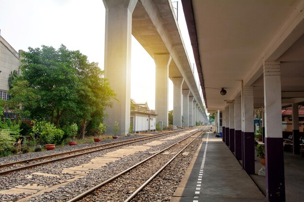 Foto eisenbahnschienen gegen den himmel