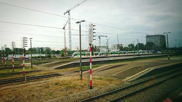 Foto eisenbahnschienen gegen den himmel