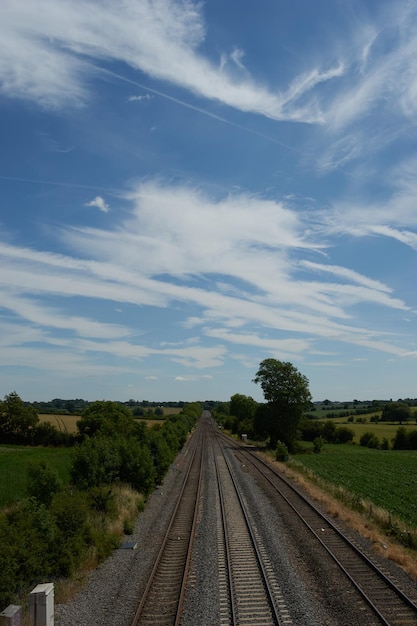 Foto eisenbahnschienen in der landschaft gegen den himmel