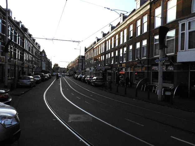 Foto eisenbahnschienen in der stadt