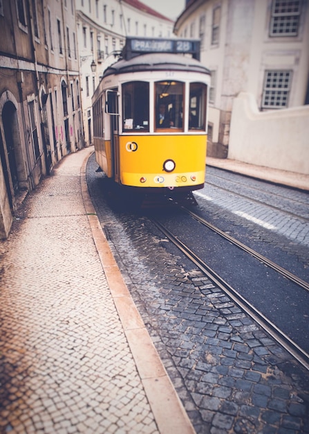 Eisenbahnschienen in der Stadt.