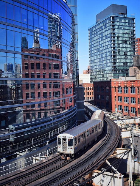 Foto eisenbahnschienen inmitten von gebäuden in der stadt gegen den himmel