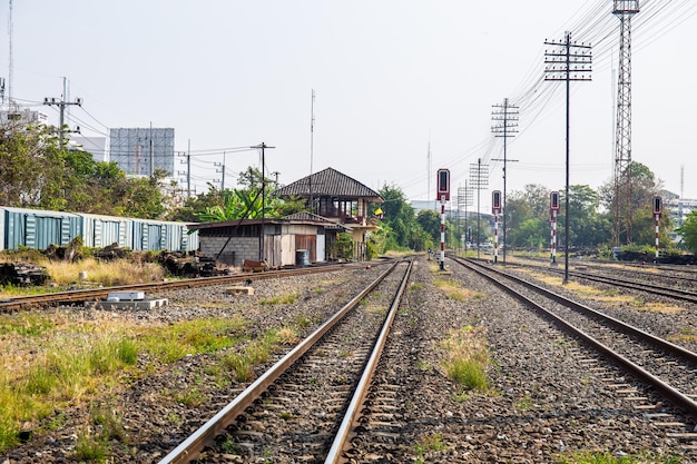 Foto eisenbahnschienen mit vielen kreuzungen und ampeln für diesellokomotiven