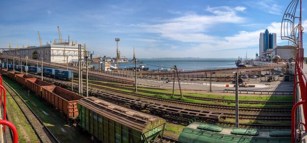 Eisenbahnschienen und Überführung im Handelshafen von Odessa, Ukraine