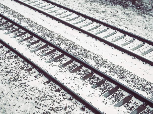 Eisenbahnschienenfragment von Neuschnee bedeckt