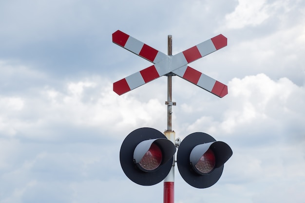 Eisenbahnschild auf Himmelhintergrund