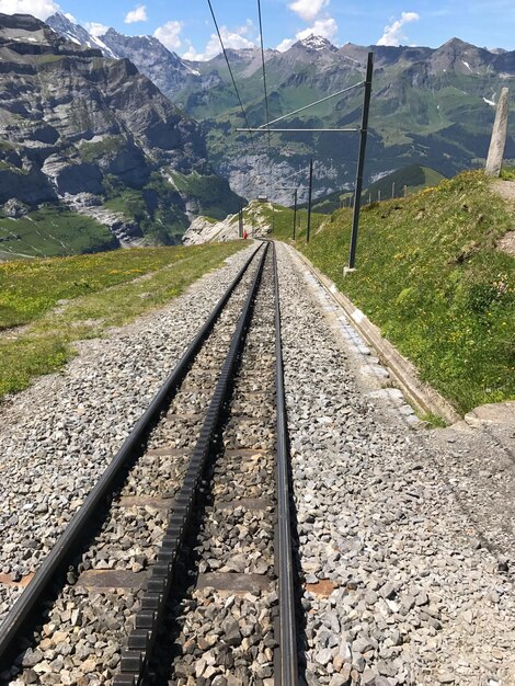 Foto eisenbahnstrecke durch den berg gegen den himmel