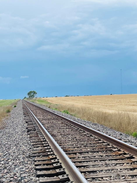 Eisenbahnstrecke gegen den Himmel