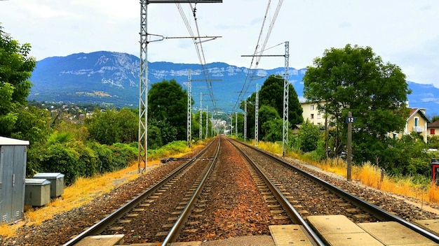 Foto eisenbahnstrecke gegen den himmel