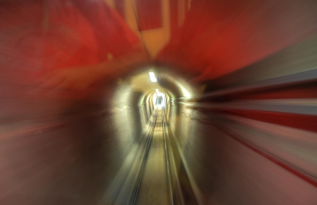 Foto eisenbahnstrecke in einem beleuchteten tunnel