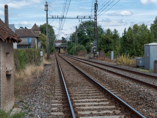Eisenbahnstrecke mit einem Dorf in Frankreich