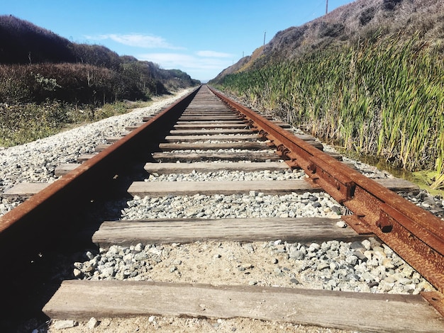 Foto eisenbahnstrecken gegen den himmel