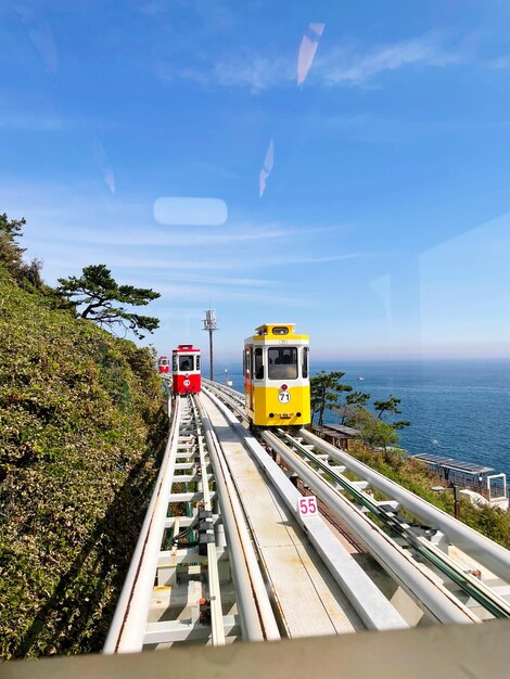 Eisenbahnstrecken gegen den Himmel