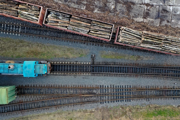 Eisenbahnwaggons beladen mit Baumstämmen Draufsicht.