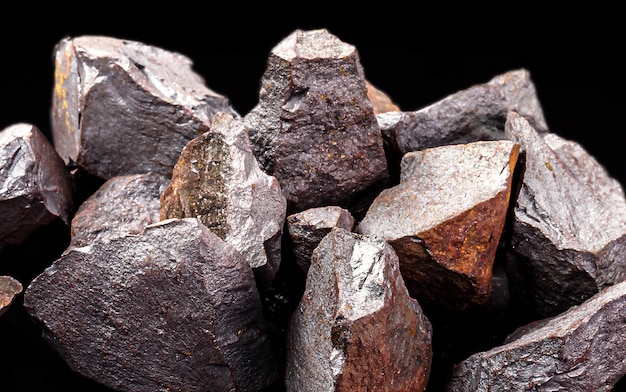 Eisenerz, das in der metallurgischen Industrie und im Zivilbaukonzept der Makrofotografie der Mineralgewinnung verwendet wird