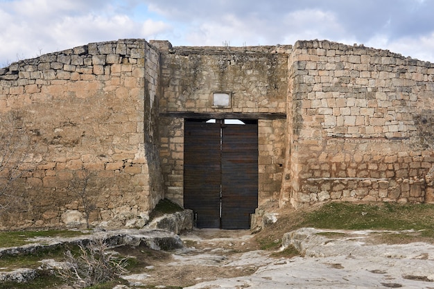 Eisengesäumtes Tor zu einer mittelalterlichen Stadtfestung Tschufut-Kale, Krim