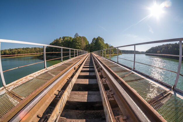 Eisenstahlrahmenkonstruktion einer Schmalspurbahnbrücke über den Fluss
