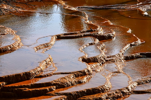 Eisensulfatmuster im Wasser von Rio Tinto