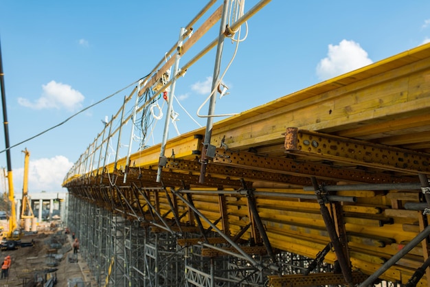 Eisenträger tragen die Brückenschalung auf der Baustelle