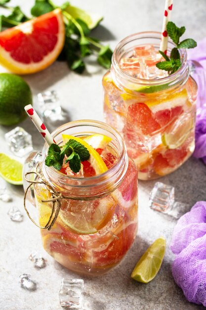 Eiserfrischungsgetränk Einmachglasbecher gefüllt mit frischem Mojito-Cocktail mit Grapefruit-Limette