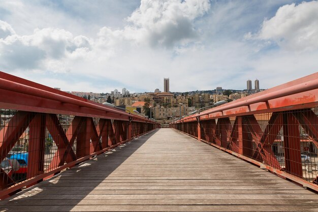 Eiserne Brücke auf dem Hintergrund von Haifa, Israel