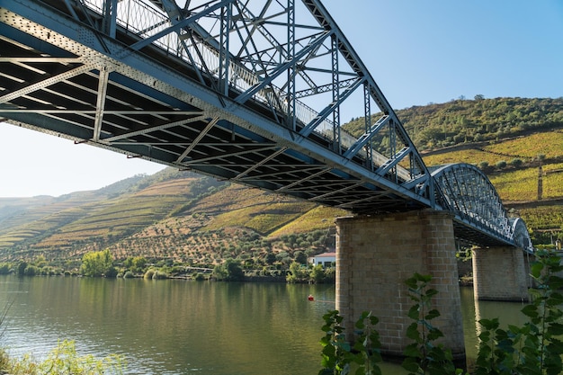 Eiserne Brücke über den Fluss Duoro im Dorf Pinhao Portugal Reiseziele in Portugal