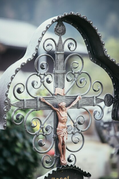 Foto eisernes kruzifix auf dem friedhof jesus