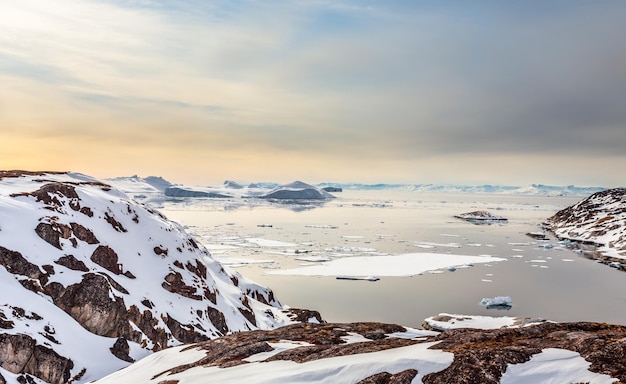 Eisfelder und treibende Eisberge am Ilulissat-Fjord Nordgrönland