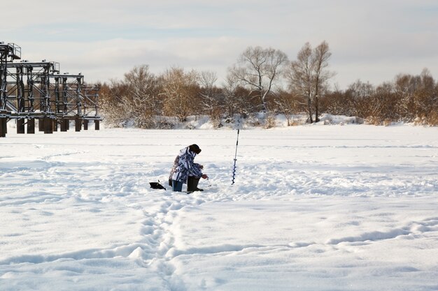 Eisfischer auf Wintersee