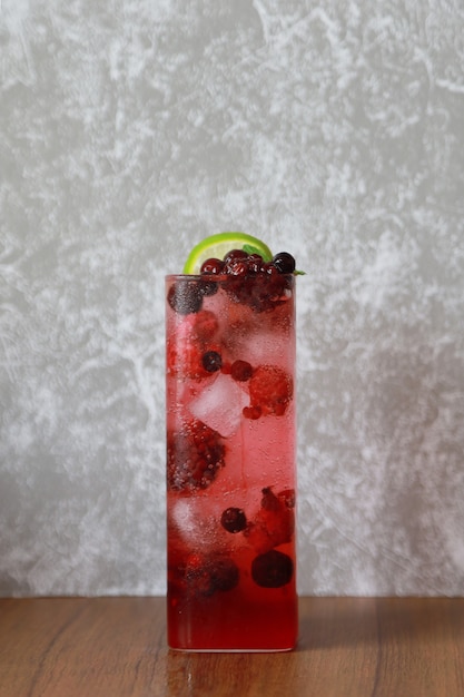 Eisgekühlter frischer gemischter Beerensodagetränkcocktail im Glas, Saft im süßen gesunden Getränk des Sommers