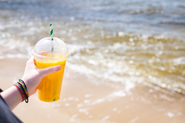 Eisgetränk am Strand kalte Limonade Sodagetränk frischer Saft Meeresküste Ufer Sommer Surfwelle